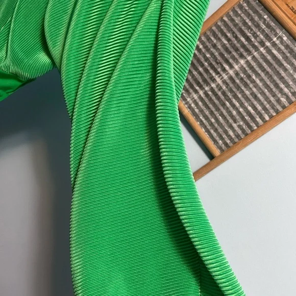 Akira green top/ bodysuit - Picture 4 of 5